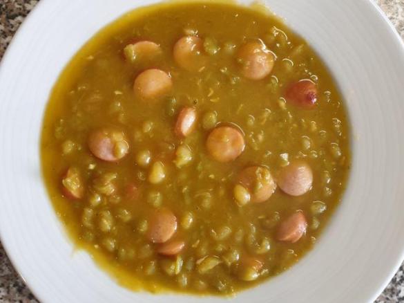 Erbsensuppe mit Würstchen - ala Oma