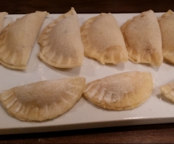 Ravioli gefüllt mit Süßkartoffel und Ricotta an Kürbiskernsplitter mit brauner Butter