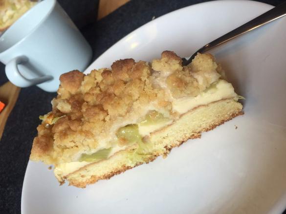 Rhabarberkuchen mit Vanillecreme und Streusel