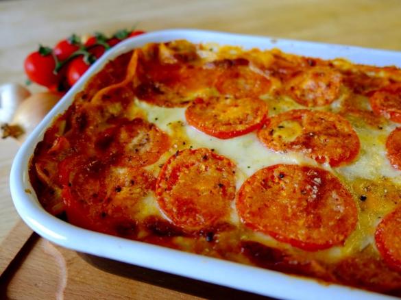 Lasagne Bolognese mit Tomaten und Mozzarella