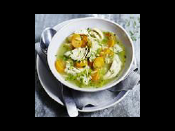 Hühner-Nudel-Topf mit ganzen Huhn