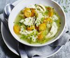 Hühner-Nudel-Topf mit ganzen Huhn