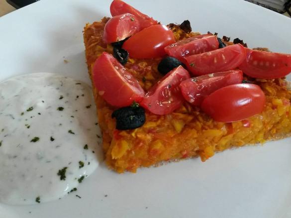 Pikanter Kürbiskuchen mit Sojajoghurt-Kräutersoße (Vegan)