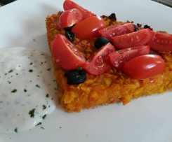 Pikanter Kürbiskuchen mit Sojajoghurt-Kräutersoße (Vegan)