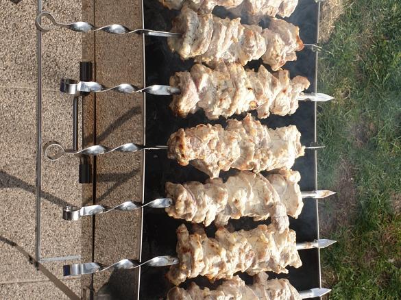 Schaschlikspieße mit weißer Marinade