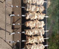Schaschlikspieße mit weißer Marinade