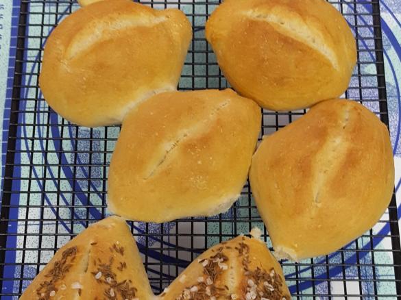 Kümmel-Salzrötchen aus Dinkelmehl