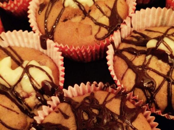 Vegane Muffins mit Kirschen und Pudding