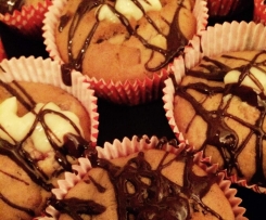 Vegane Muffins mit Kirschen und Pudding