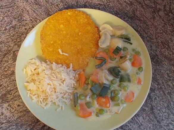 Sojaschnitzel mit Reis und Gemüsefrikassee