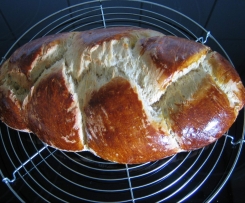 Hefezopf mit Marzipan und Mandeln