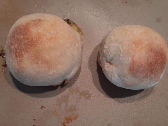 Gefüllte Pizza-Brötchen