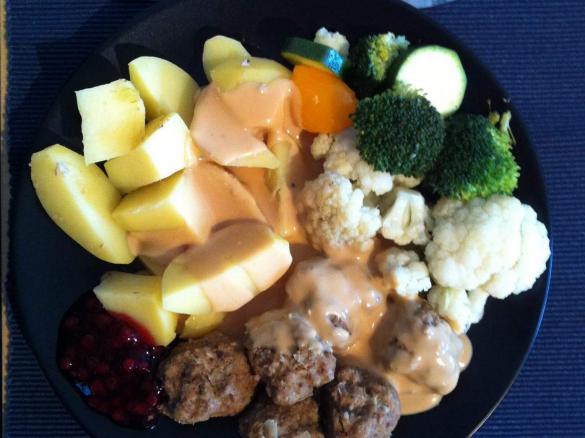Köttbullar mit Gemüse und Sauce