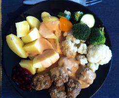 Köttbullar mit Gemüse und Sauce