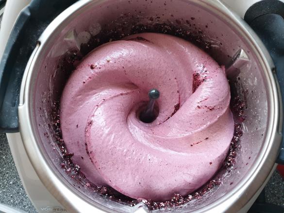Blaubeer-Eis-Mousse mit weißer Schokolade
