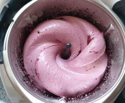 Blaubeer-Eis-Mousse mit weißer Schokolade