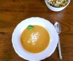 Tomaten-Mozarella-Suppe