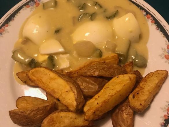 Eier in Senfsauce mit zweierlei Gurken