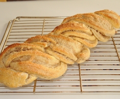 Nusszopf / Nuss-Striezel mit Walnussfüllung