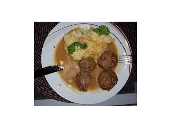 Kartoffel-Gemüse-Püree mit Frikadellen...