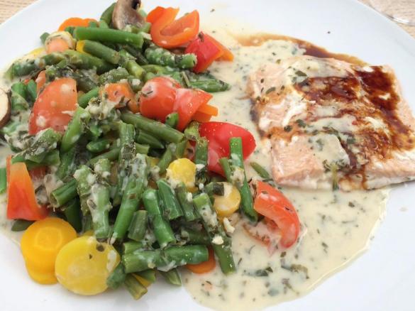 Lachs mit buntem Gemüse und Basilikumsoße