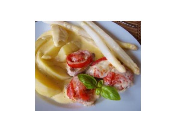 Schweinefilet mit Tomate und Mozzarella, dazu Spargel und Kartoffeln