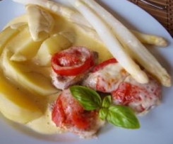 Schweinefilet mit Tomate und Mozzarella, dazu Spargel und Kartoffeln