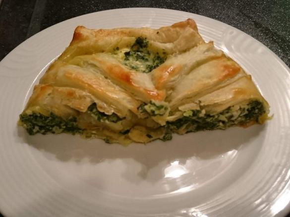 Blätterteigzopf mit Spinat und Feta