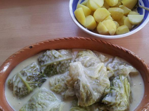 Wirsingpäckchen mit Hackfleisch gefüllt, Kartoffeln und Soße
