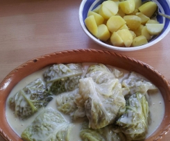 Wirsingpäckchen mit Hackfleisch gefüllt, Kartoffeln und Soße