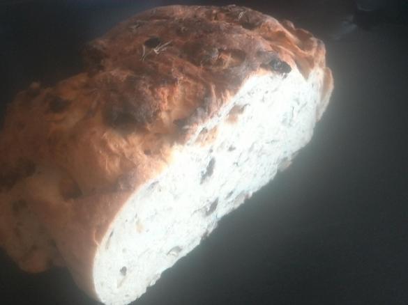 Buttermilch-Rosinen-Haselnuss-Rosmarin-Brot