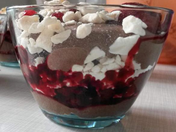 Buttermilch-Beerendessert