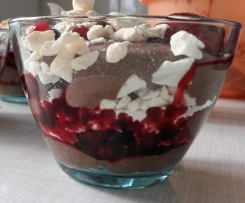 Buttermilch-Beerendessert