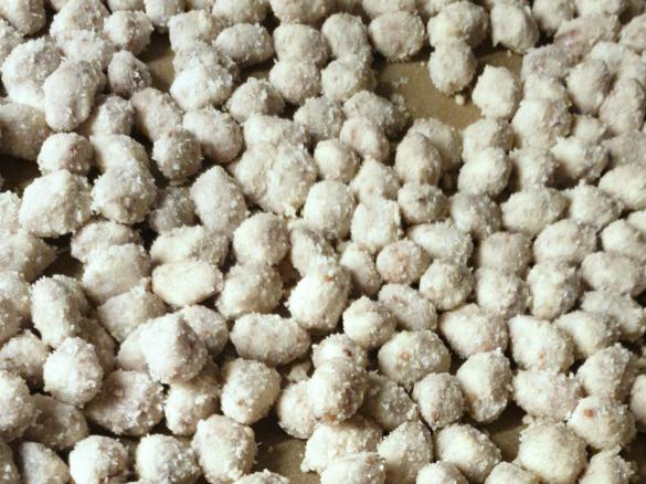 Gebrannte Mandeln mit Kokos und weißer Schokolade