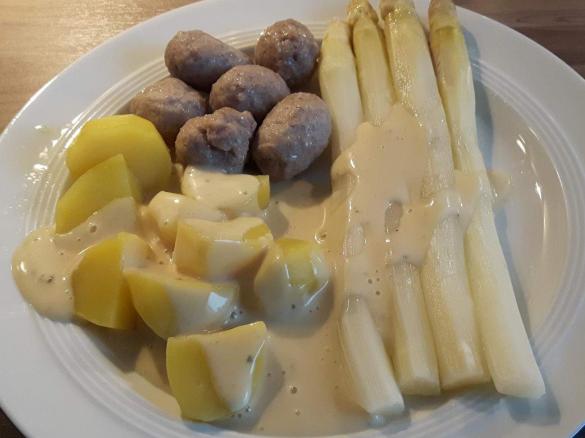 Spargel mit Kartoffeln und Klößchen