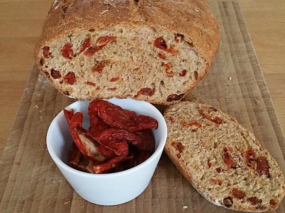 Dinkel Brot mit getrockneten Tomaten