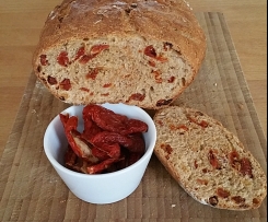 Dinkel Brot mit getrockneten Tomaten