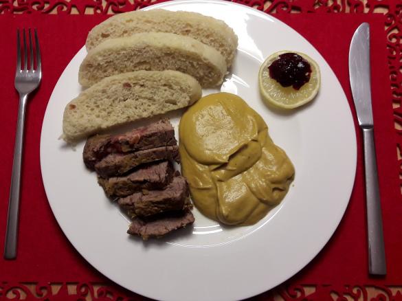 Lendenbraten auf Rahmsoße mit böhmischen knödeln / Svíčková / Svickova
