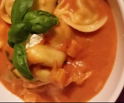 Variation von Tortellinisuppe