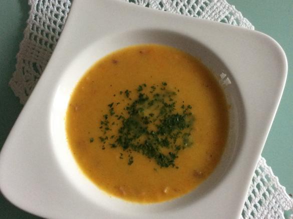 Karottensuppe mit Holsteiner Katenschinken