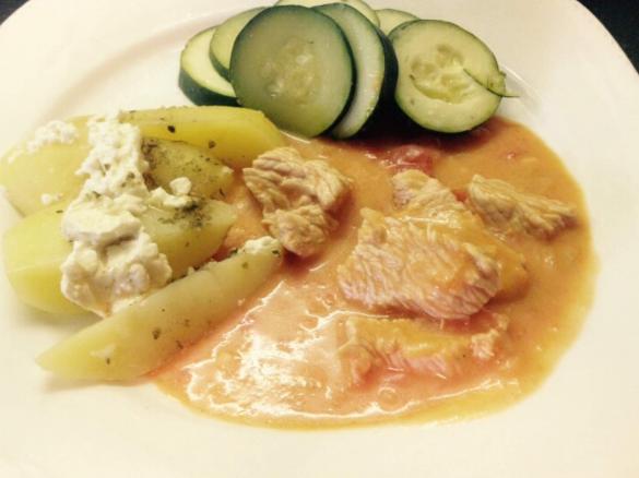 Putengeschnetzeltes in Tomatenrahmsauce und Beilagen