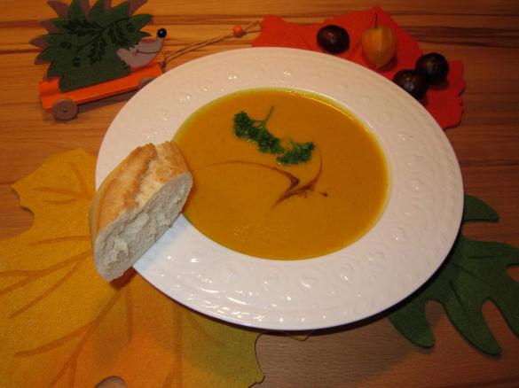 Kürbissuppe mit Amarettini und Sweet Chili Soße