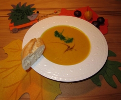 Kürbissuppe mit Amarettini und Sweet Chili Soße
