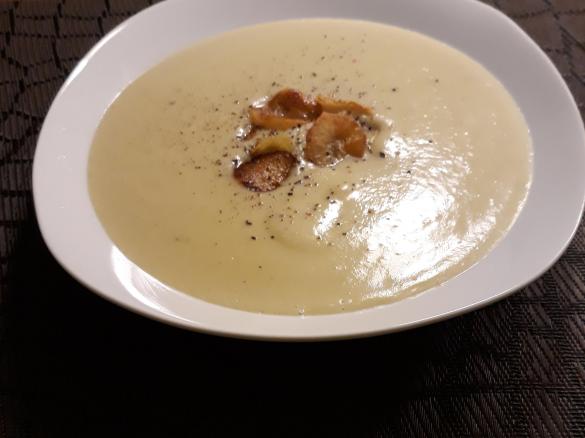 Topinambursuppe mit knusprigen Topinamburchips