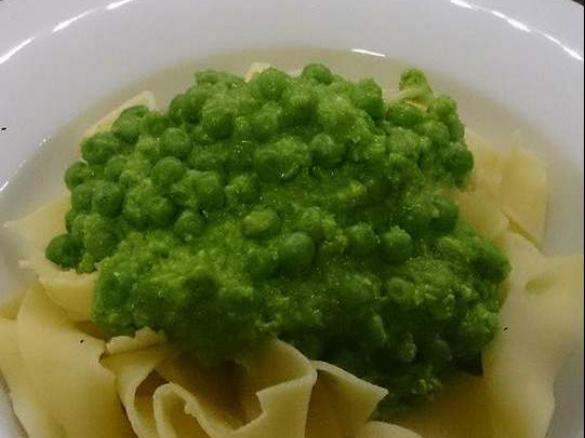 Bandnudeln mit Erbsensauce  