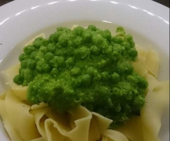 Bandnudeln mit Erbsensauce  