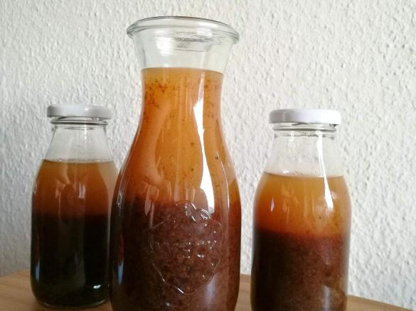 Essig-Öl Dressing mit Kräutern