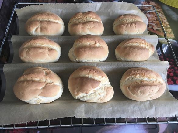 Knusprige Frühstücks-Brötchen (mit Trockenhefe)