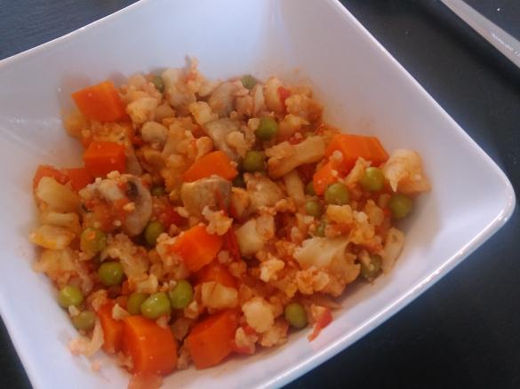 Low Carb Blumenkohlreis mit Gemüse in Tomatensauce