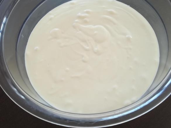 Weiße Mousse mit Himbeersauce